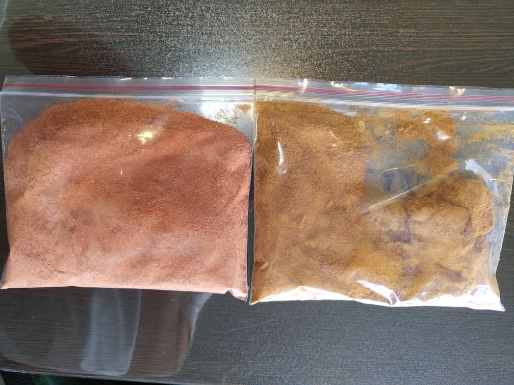 Right: less quality tomato powder, left: excellent tomato powder