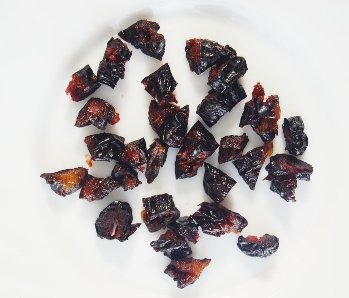 Chopped pitted prune for cake and pastry industries